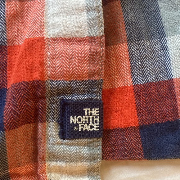 North Face size medium longsleeve button up. - Picture 4 of 6
